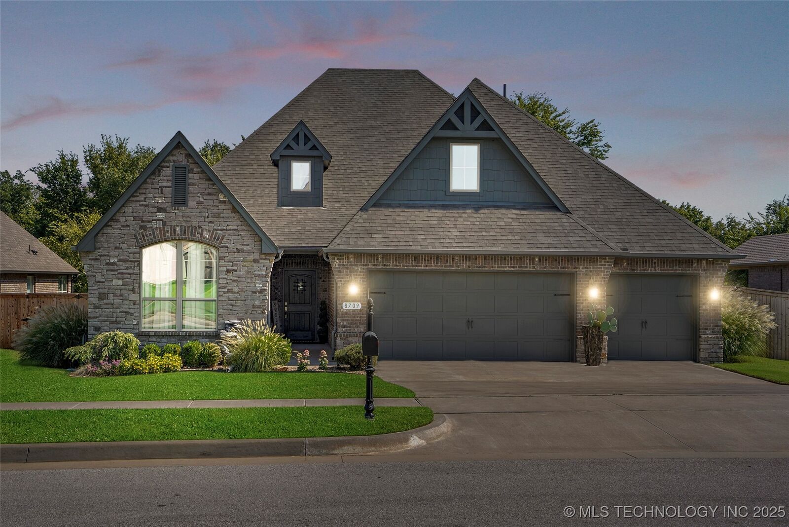 Property Photo: 8709 E Hartford Street OK 74014