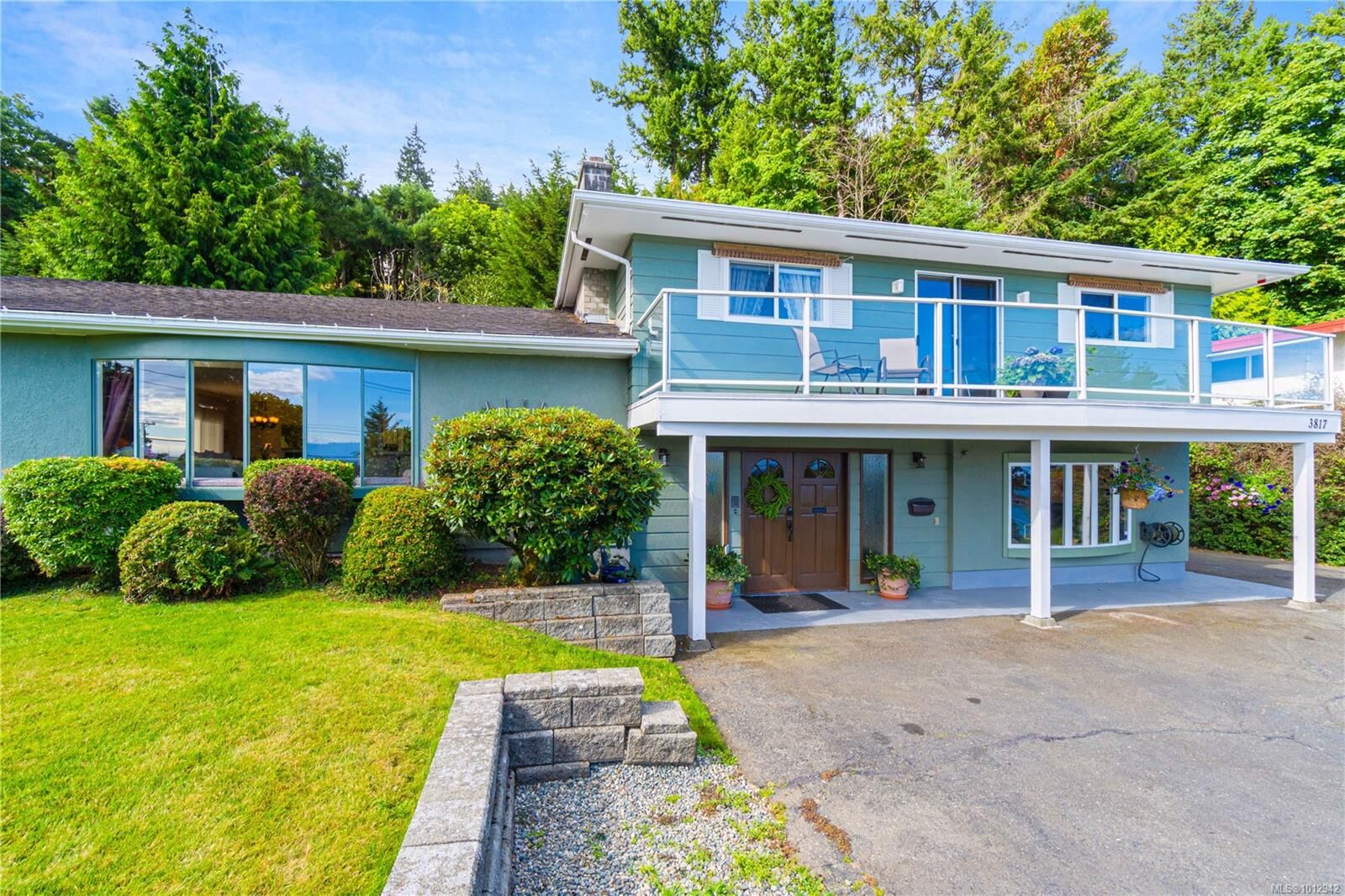 Property Photo: 3817 Hammond Bay Rd BC V9T 1G4