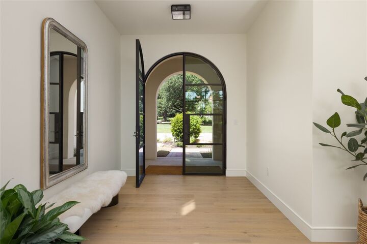 Property Photo: 4401 Amarra Drive 17 TX 78735