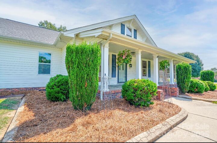 Property Photo:  913 E Academy Street  NC 28021 