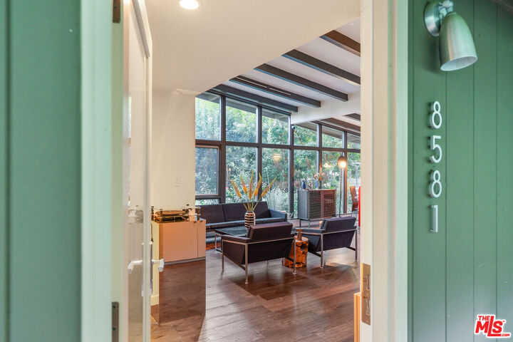 Property Photo:  8581 Appian Way  CA 90046 