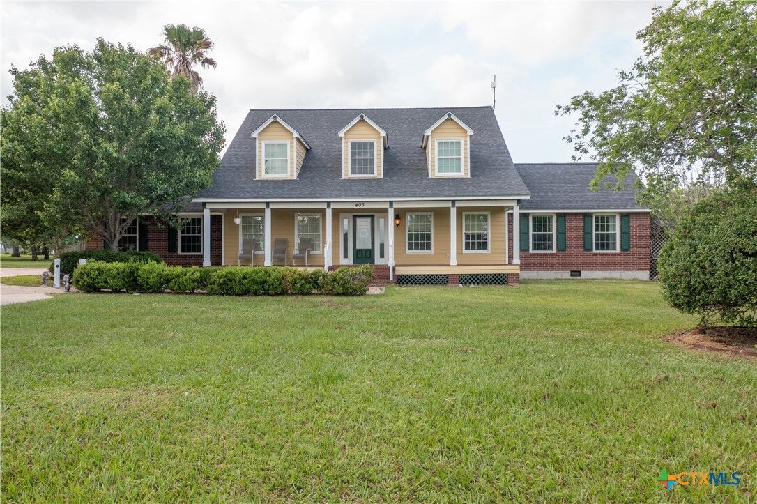 Property Photo: 403 Oakside Drive TX 77905