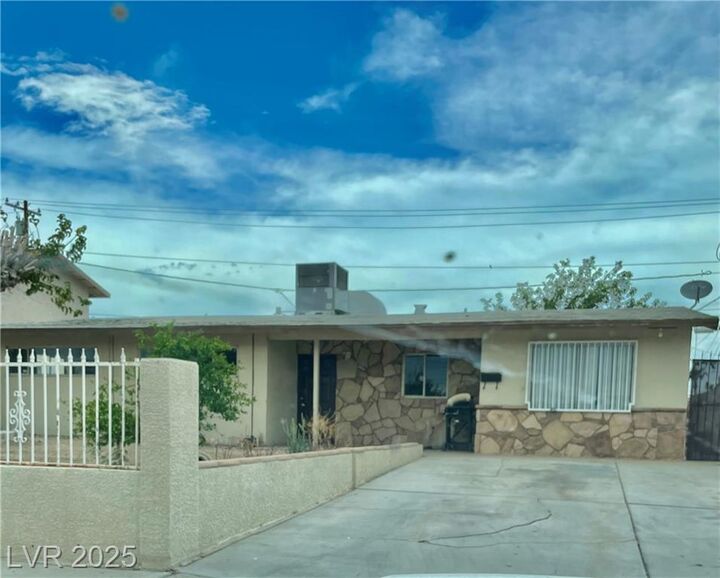 Property Photo: 1338 Smoke Tree Avenue NV 89108