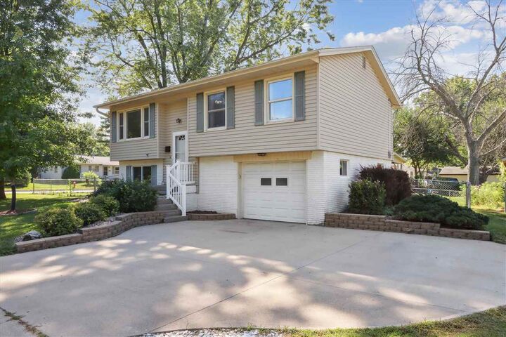 Property Photo:  3005 Parkview Ave  IA 52240 