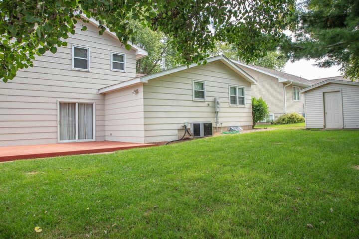 Property Photo:  1109 5th St NW  IA 50677 