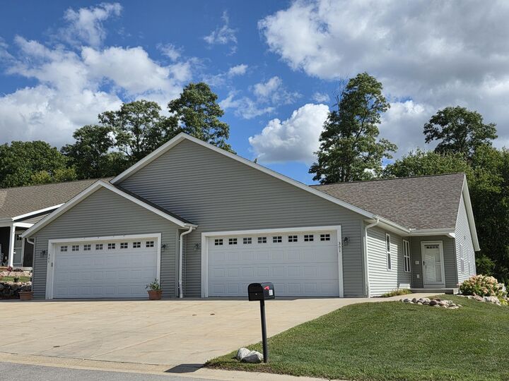 301 Creekside Ct  Watertown WI 53098 photo