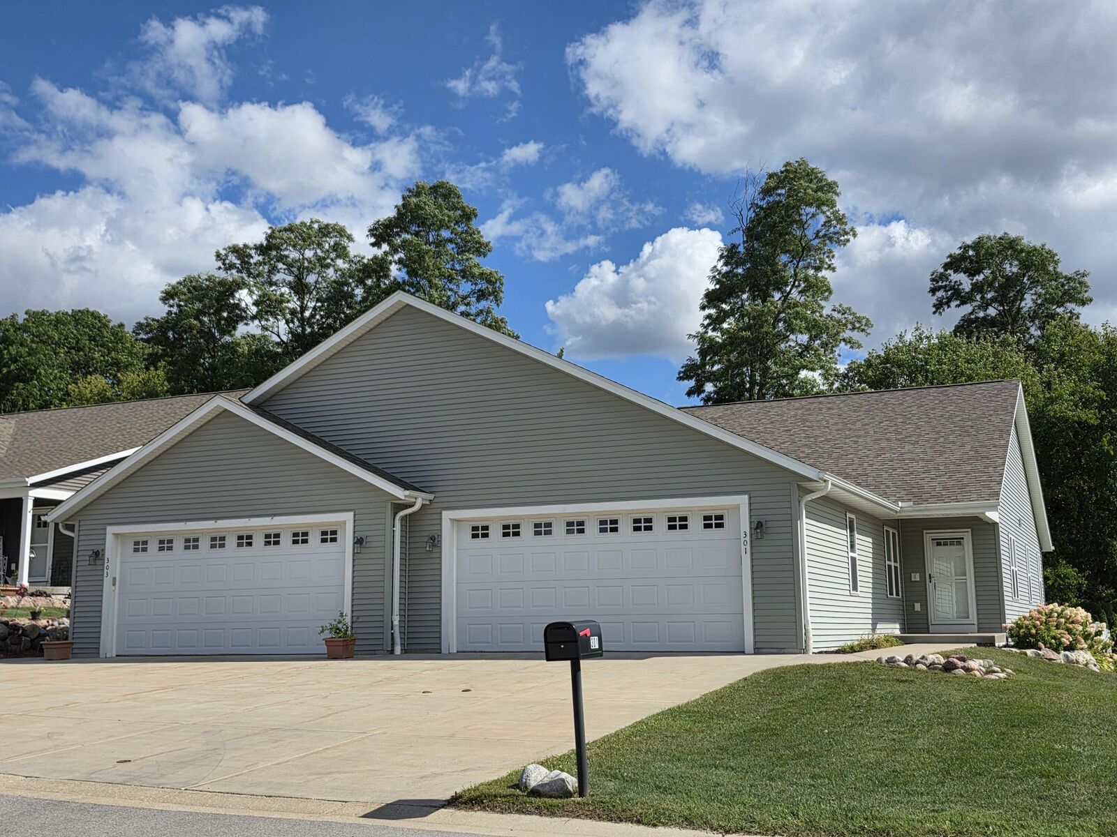 Property Photo: 301 Creekside Ct WI 53098