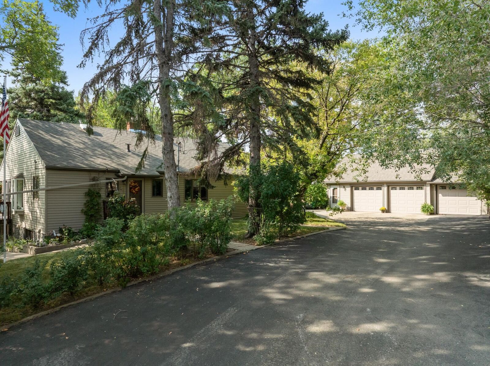 Property Photo:  1123 9th St NW  ND 58703 