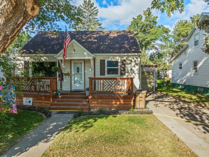 915 11th St NW  Minot ND 58703 photo