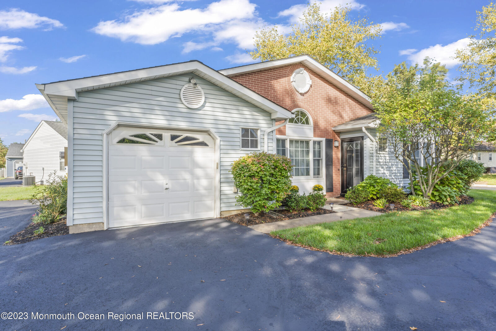 Property Photo: 26 Edgeware Close 1000 NJ 07728