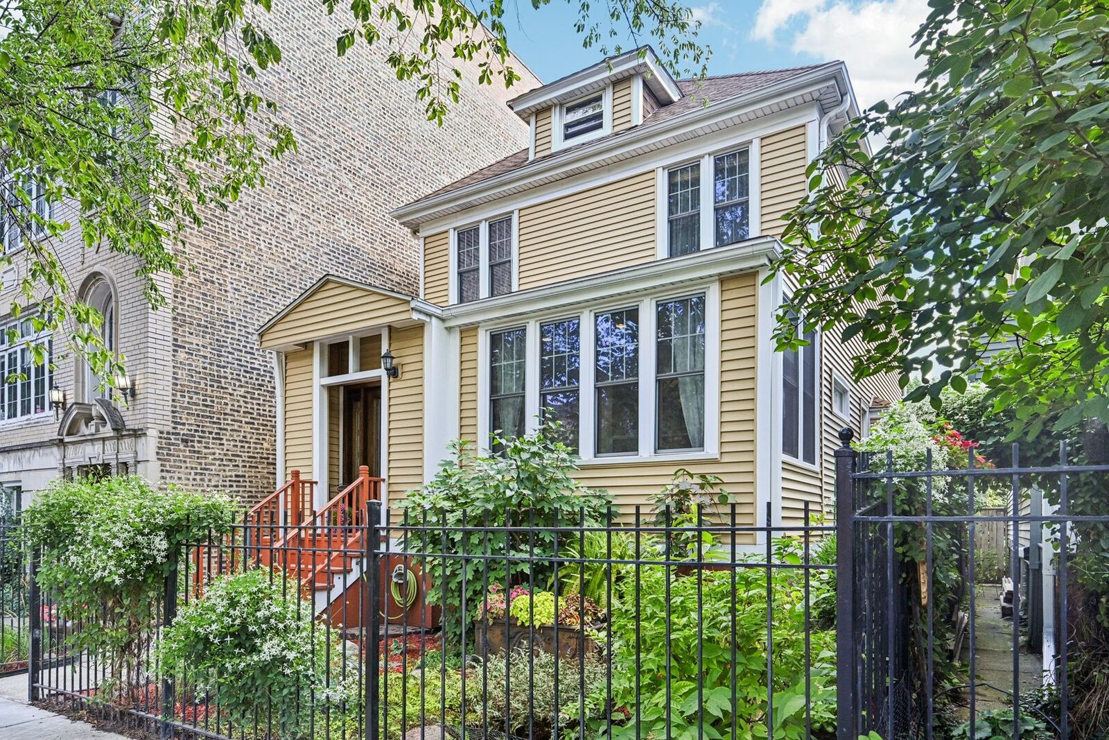 Property Photo: 4415 N Ashland Avenue IL 60640
