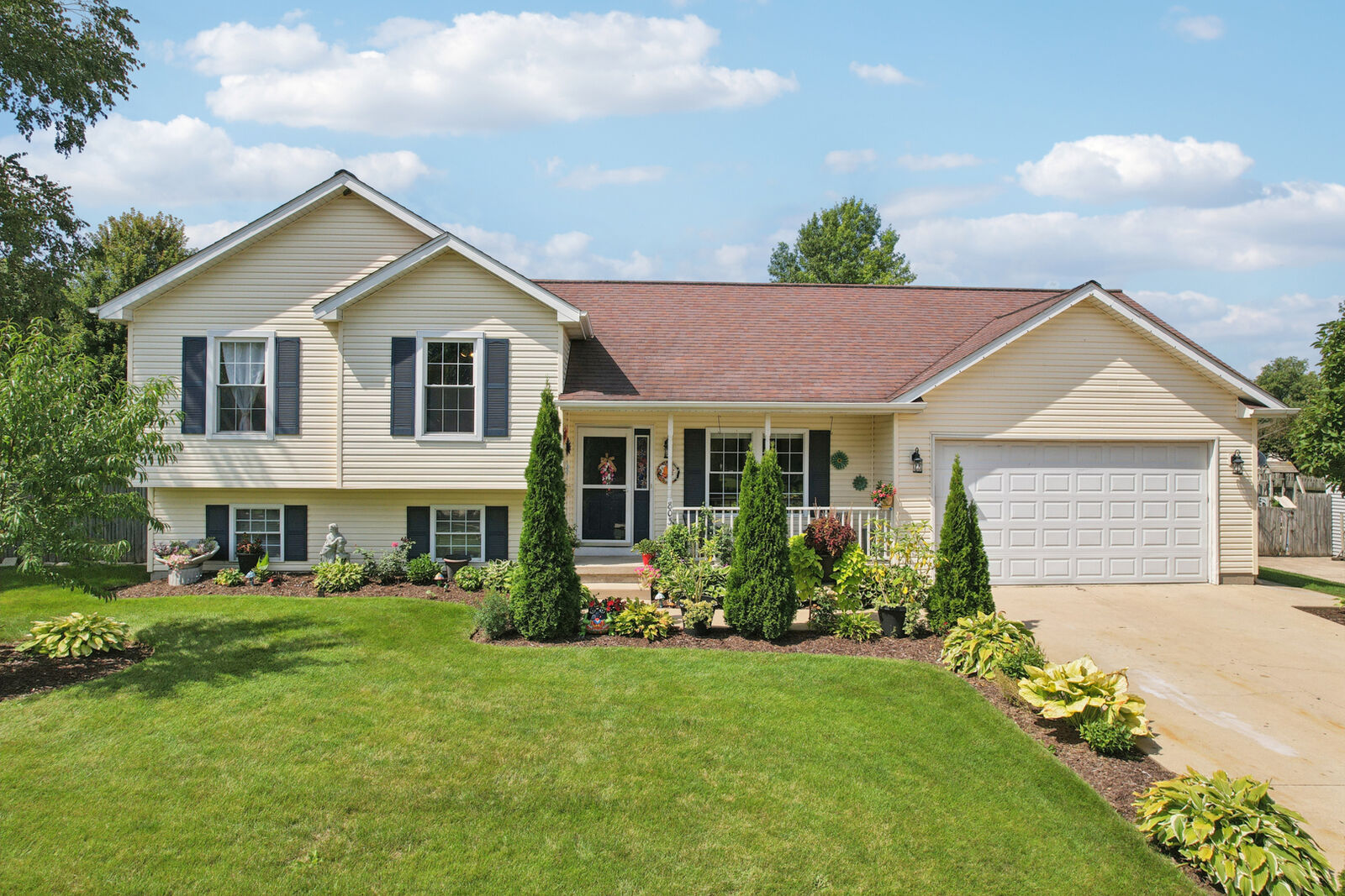 Property Photo:  803 S Linda Lane  IL 60145 