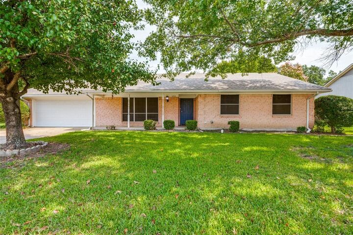 Property Photo: 1202 Williamsburg Drive TX 75119