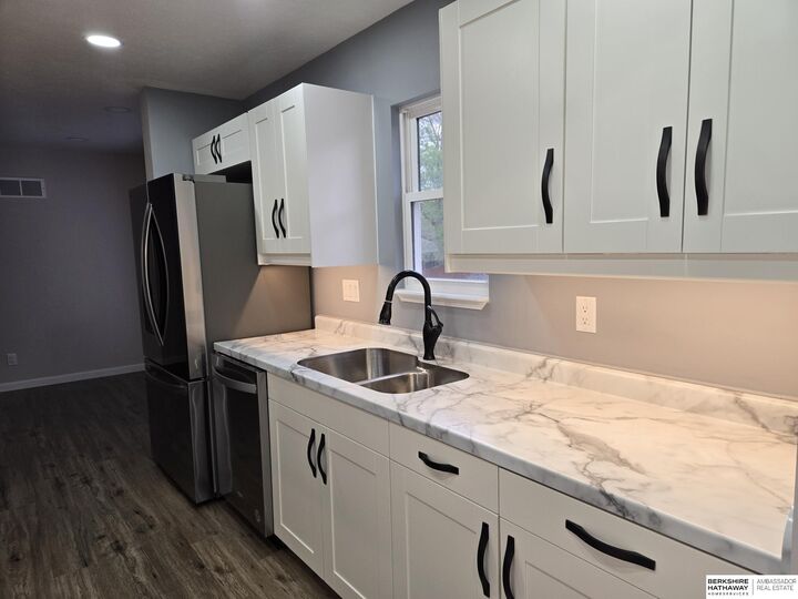 Property Photo:  612 S 6th Street  NE 68048-4718 