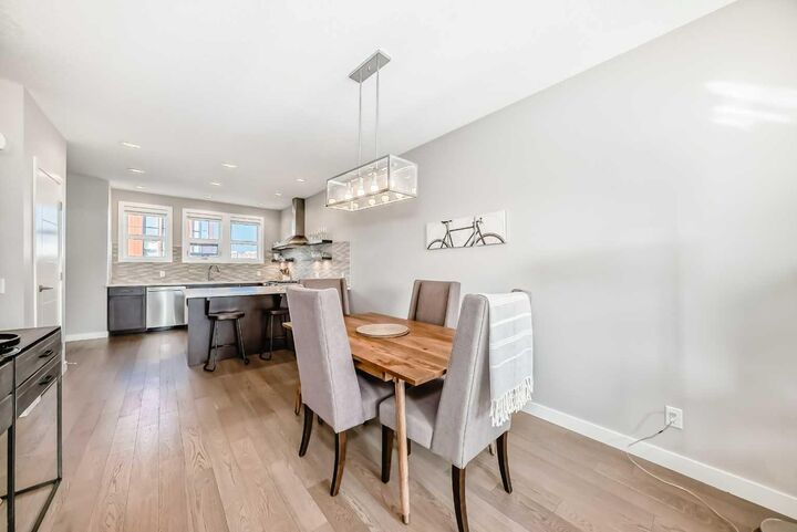 Photo de la propriété: 3217 39 Street NW AB T3B 6G6