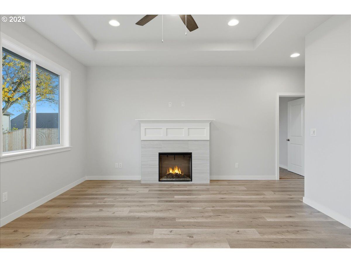 Property Photo:  405 S Cedar St  OR 97148 