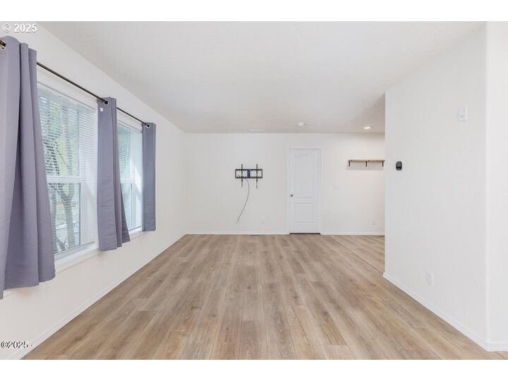 Property Photo:  150 NW 5th St  OR 97391 