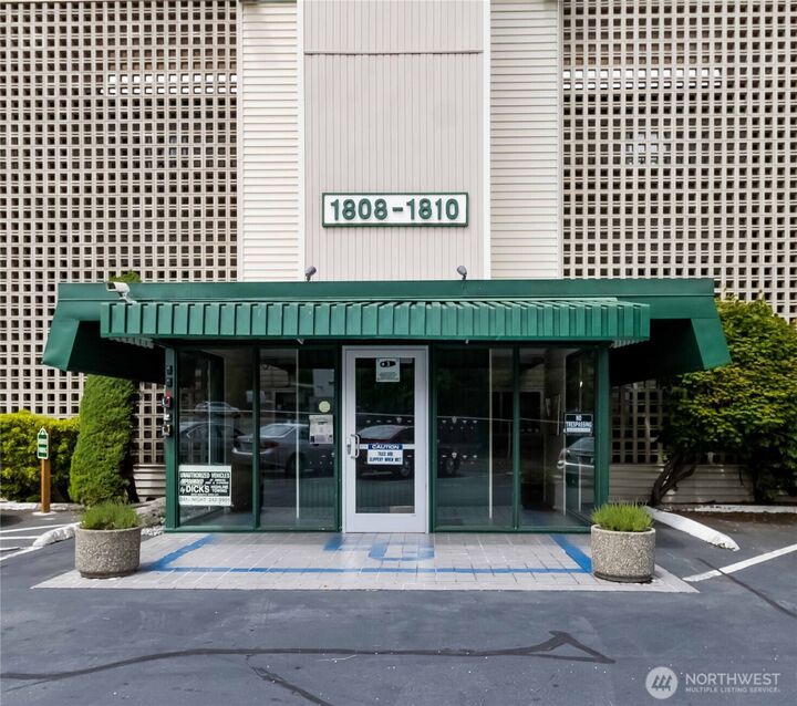 Property Photo:  1808 S 118th Street 102  WA 98168 