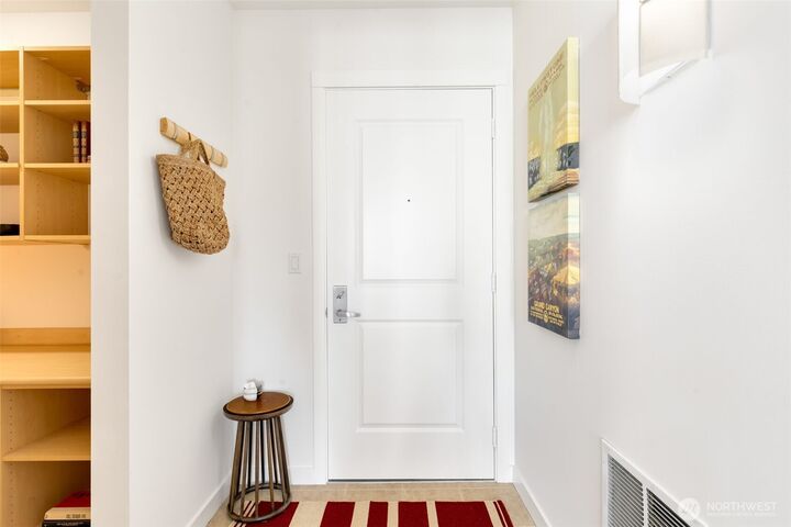 Property Photo:  2607  Western Avenue 1108  WA 98121 