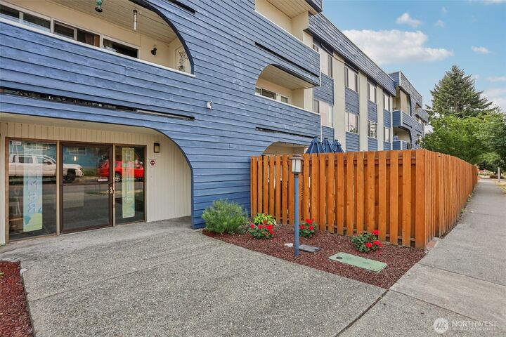 Property Photo:  1100  Harrington Ave NE 306  WA 98056 