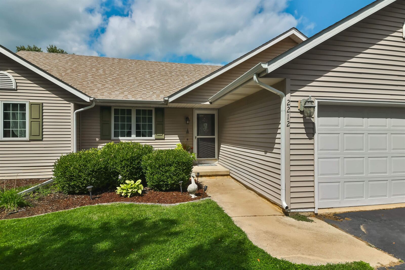 Property Photo: 2212 Candlewick Dr SE IL 61065