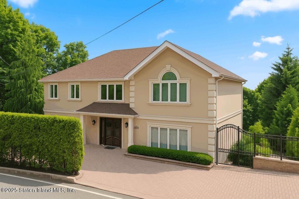 Property Photo:  76 Douglas Road  NY 10304 