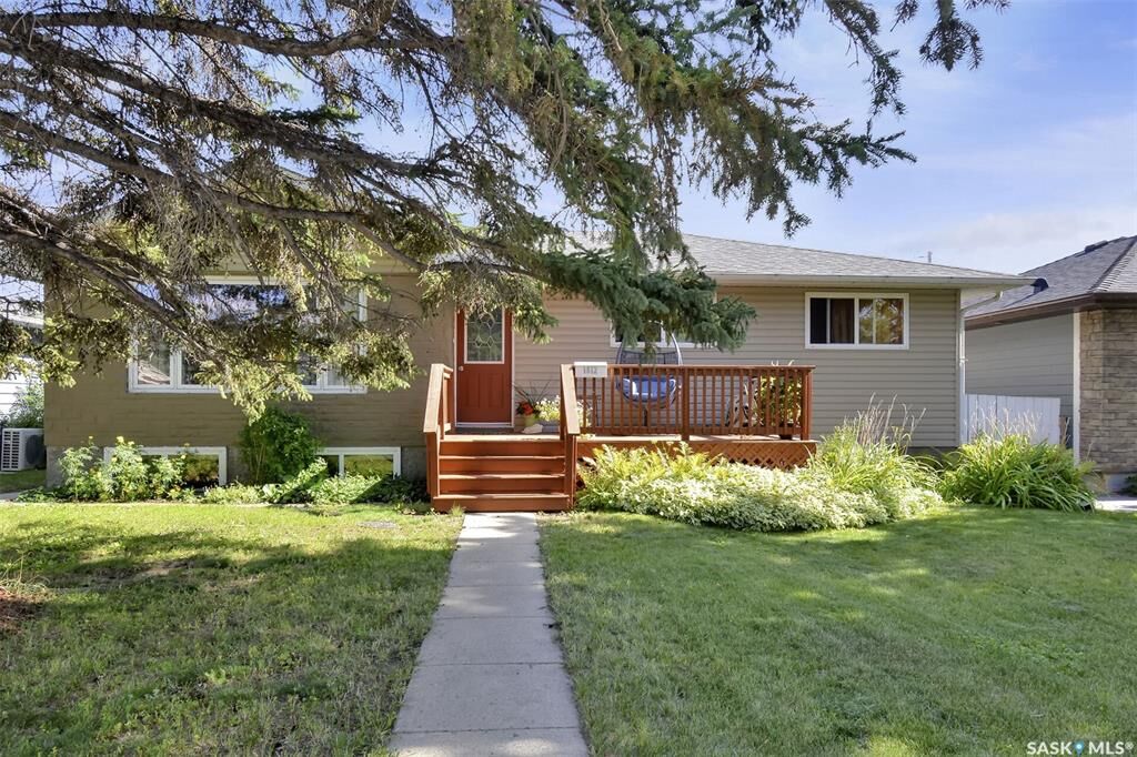 Property Photo:  1612 8th Avenue N  SK S7K 2X9 