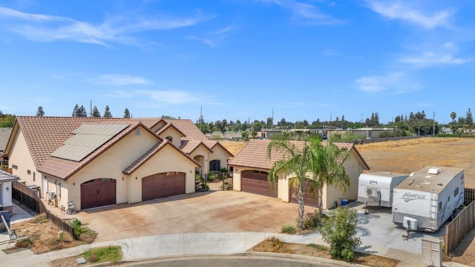 Property Photo: 1139 N Citrus Court CA 93292