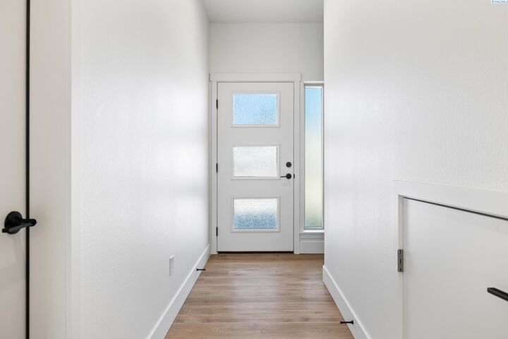 Property Photo: 1096 S Underwood Pl WA 99337