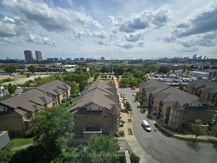 Property Photo:  35 Brian Peck Crescent 914  ON M4G 0A5