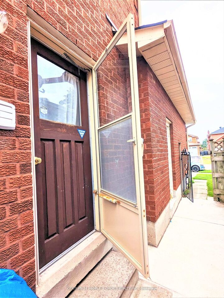 Property Photo:  485 Greenpark Crescent Bsmt  ON L5B 3P4 