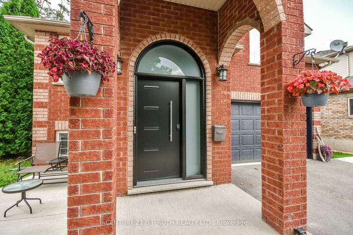 Photo de la propriété: 56 Monique Crescent ON L4M 6Y4