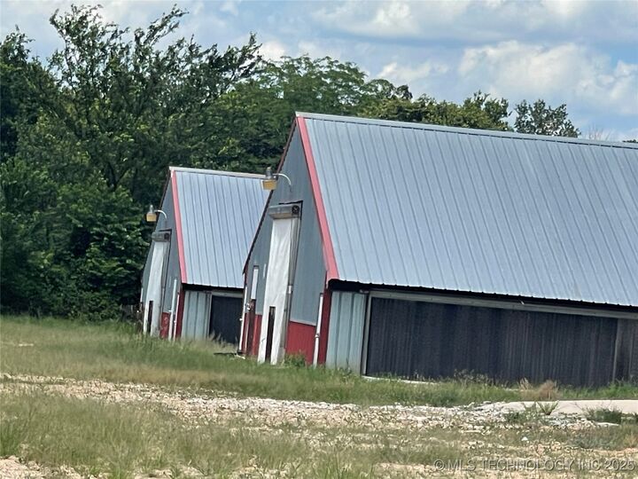 Property Photo: 54709 S 683 Road OK 74338