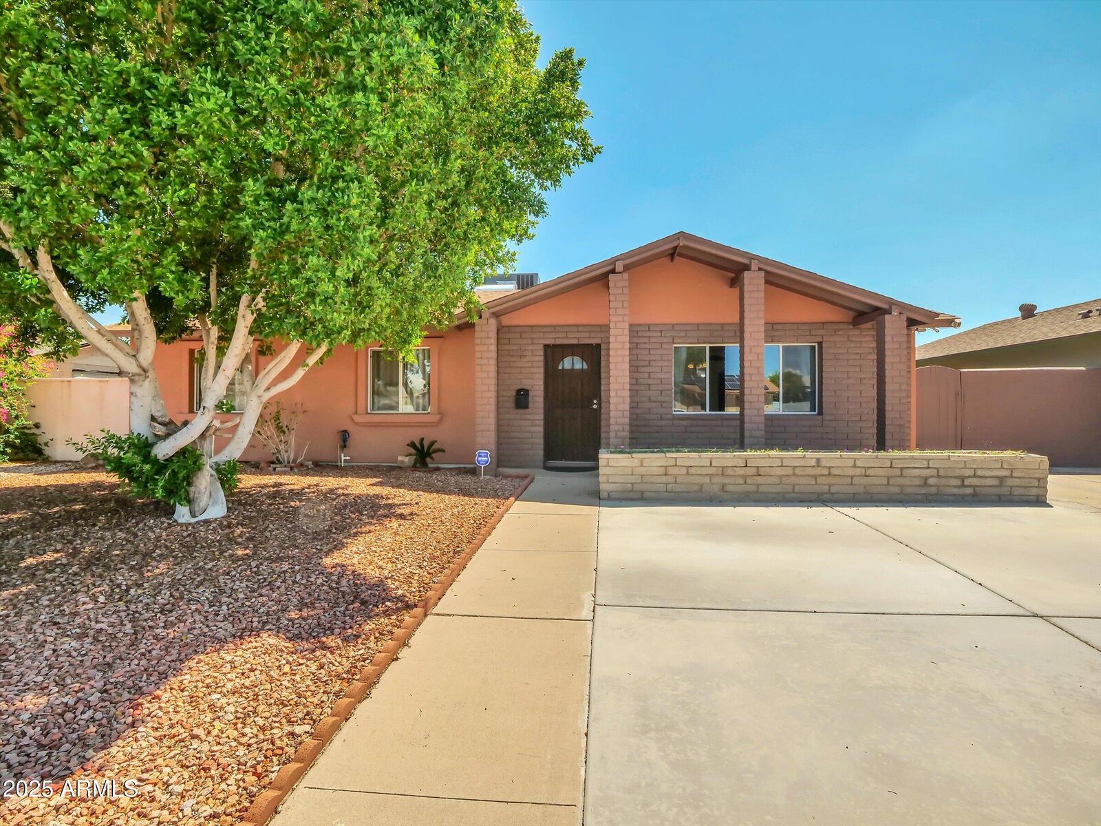 Property Photo:  3421 W Country Gables Drive  AZ 85053 