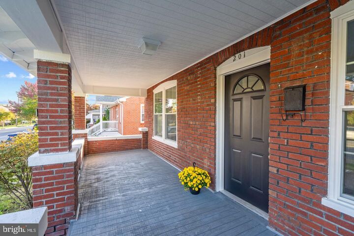 Property Photo:  201 Parkway Street  VA 22601 