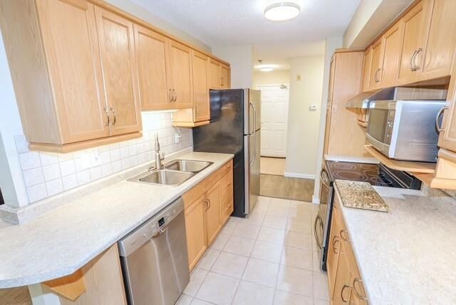 Property Photo: 687 Warde Avenue MB R2H 4H8