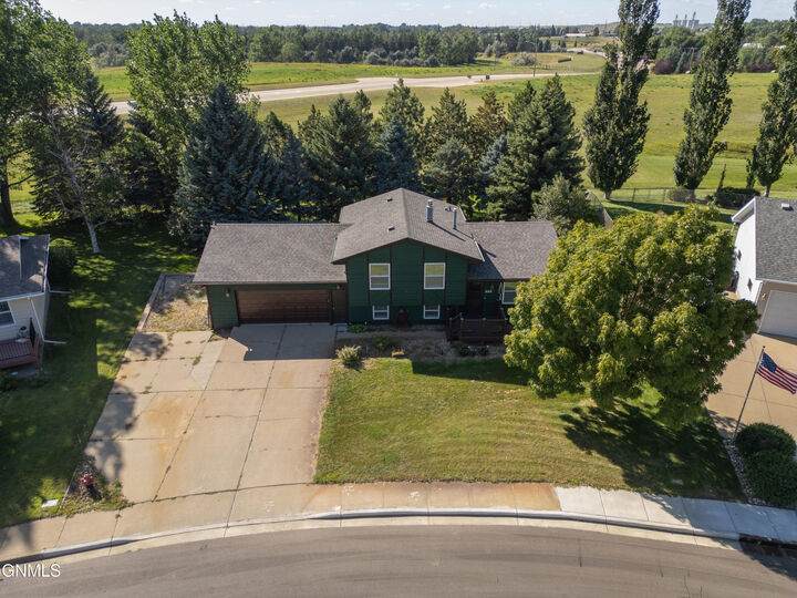Property Photo:  996 Heart Drive  ND 58601 