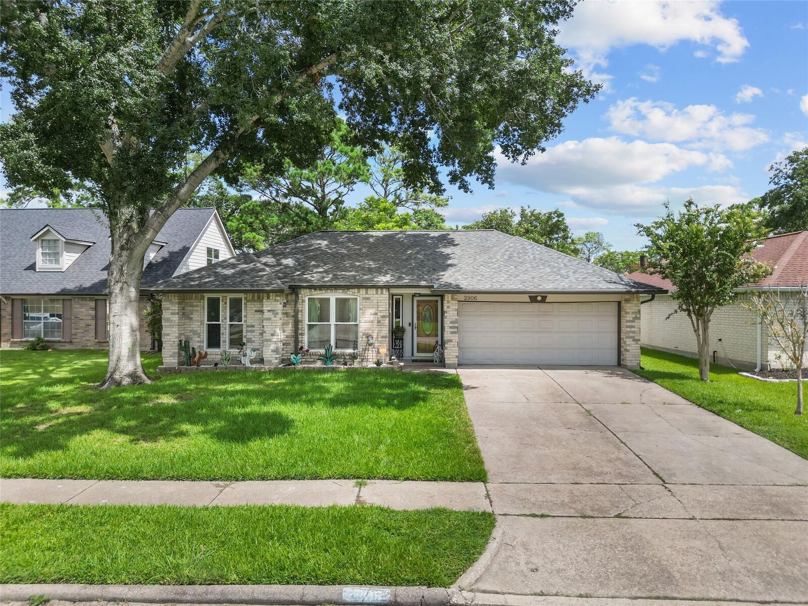 Property Photo: 2906 Laurelridge Drive TX 77573
