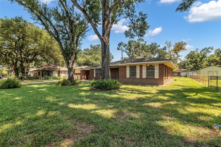 Property Photo: 403 Roxanne Street TX 77375