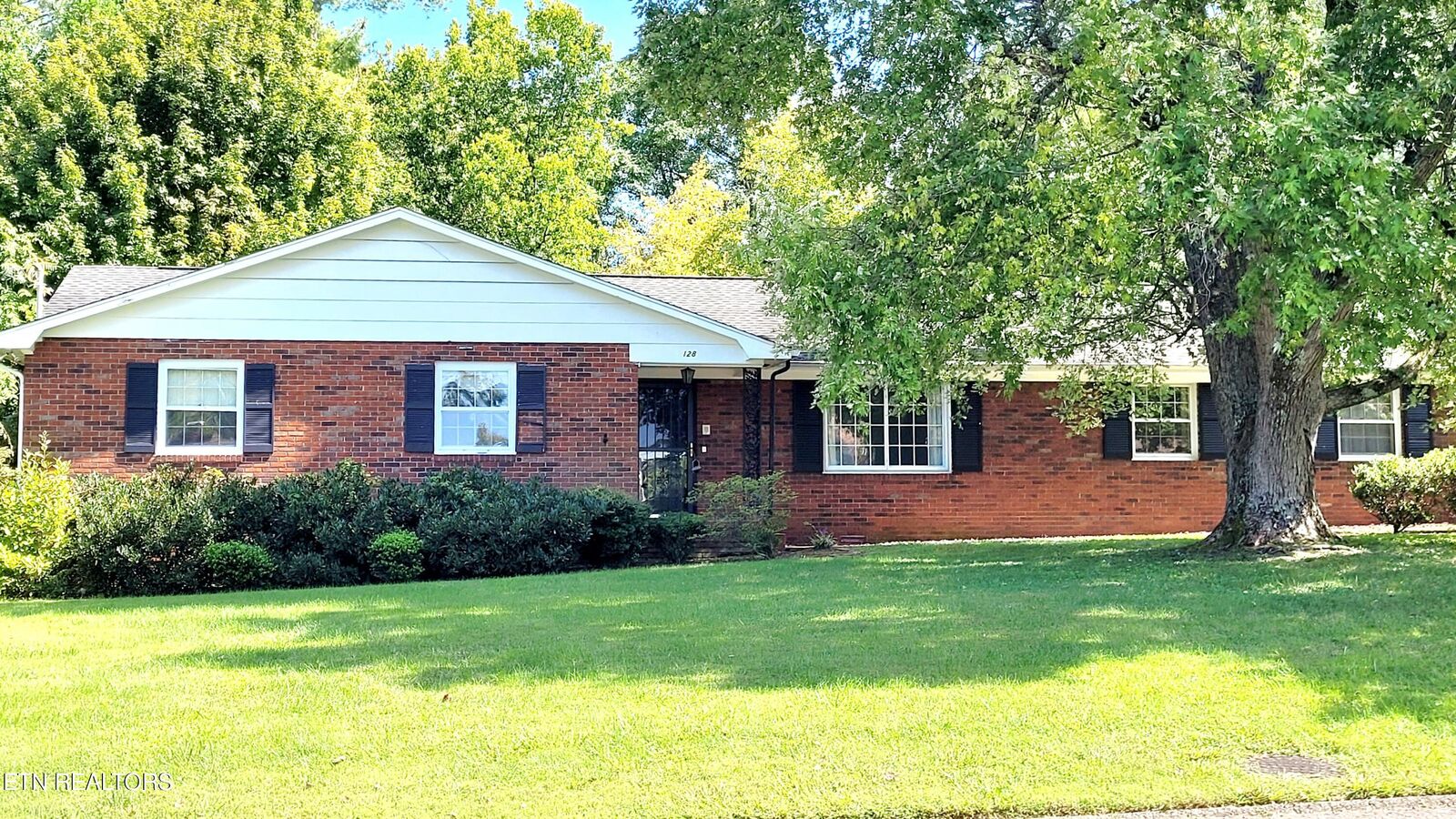Property Photo: 128 Essex Drive TN 37922