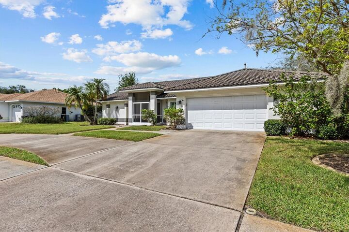 Property Photo: 913 Oakview Road FL 34689