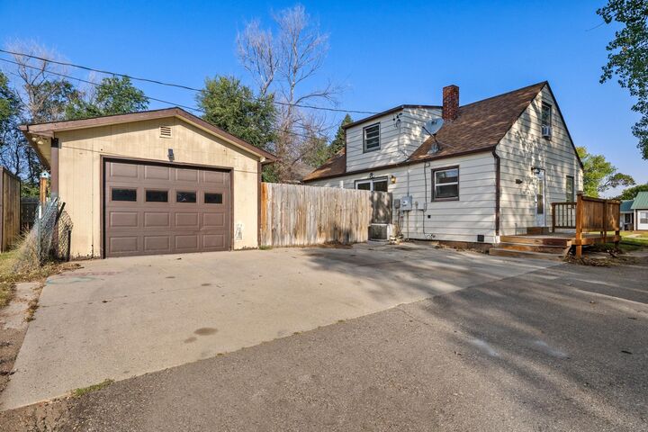 Property Photo:  224 SE 11th Ave  ND 58701 