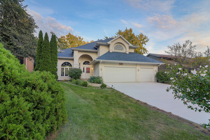 Property Photo:  9S211 Graceland Street  IL 60516 