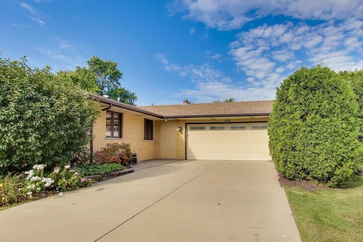 Property Photo: 656 Jon Lane IL 60016