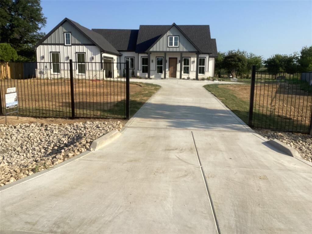 Property Photo:  5160 Redbird Trail  TX 76065 