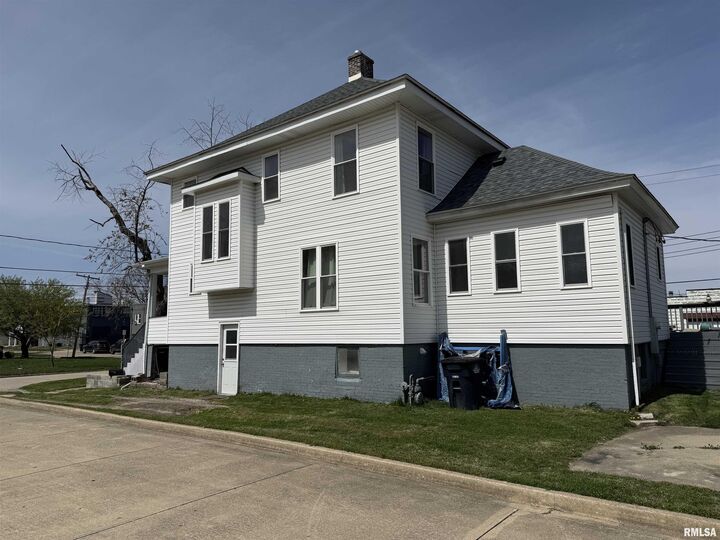 Property Photo: 302 S Walnut Street IL 62881