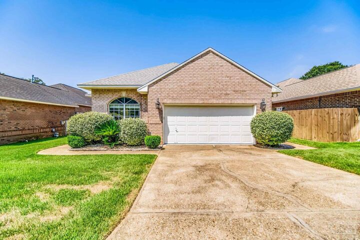Property Photo: 3023 Oak Pointe Dr FL 32505