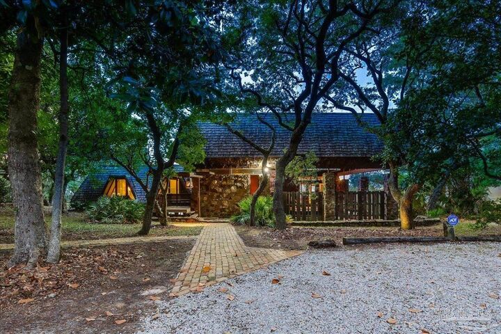 Property Photo: 320 N Sunset Blvd FL 32561