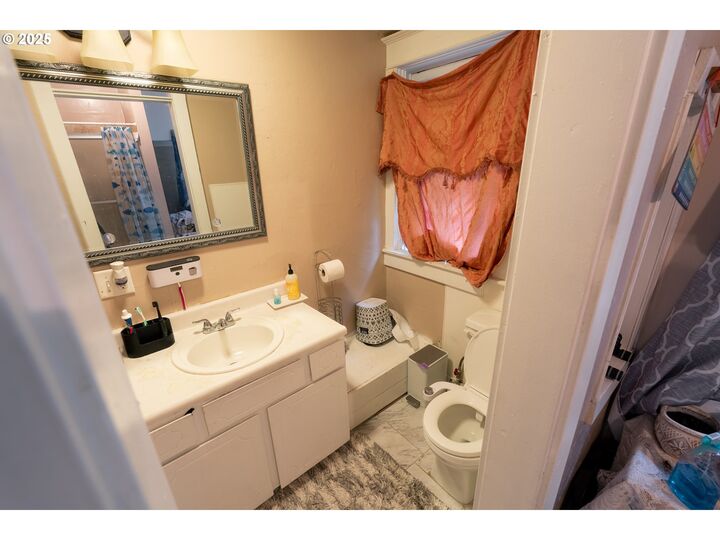 Property Photo: 215 NE Going St OR 97211
