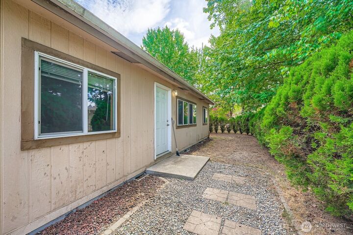 Property Photo:  733  8th Street NE  WA 98002 